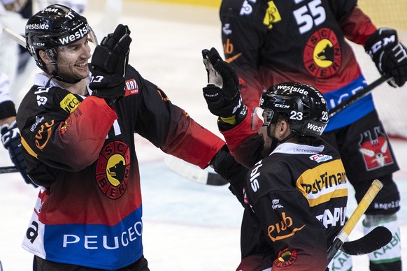Berns Alain Berger, links, und Vincent Praplan feiern den Treffer zum 4:0 im Eishockey Meisterschaftsspiel der National League zwischen dem SC Bern und dem HC Ambri-Piotta, am Dienstag, 17. September  ...