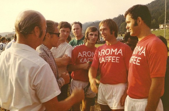 Karl Schranz beim Fussball-Plausch mit Werbe-T-Shirt.