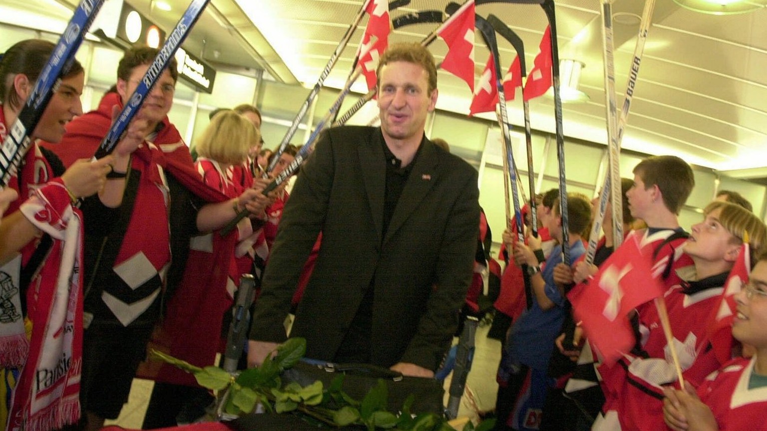 Trainer Ralph Krueger, und die erfolgreiche Schweizer Eishockey Nationalmannschaft werden am Samstag, 13. Mai 2000 auf dem Flughafen Zuerich-Kloten, nach der Rueckkehr von der Eishockey WM in St. Pete ...
