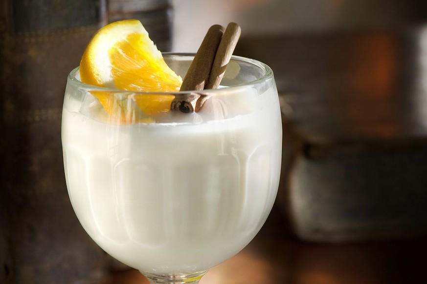 milk and honey cocktail milch benedictine trinken alkohol https://www.thespruceeats.com/hot-cocktails-to-warm-you-up-4150514