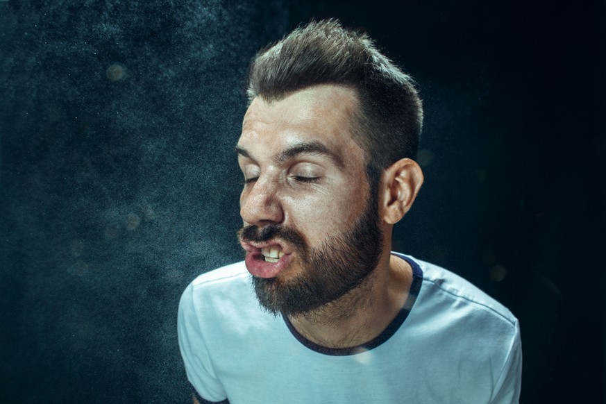 Tröpcheninfektion, Mann niest (Symbolbild)