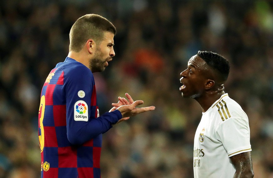 epa08263272 Real Madrid&#039;s Vinicius Junior (R) and FC Barcelona&#039;s Gerard Pique (L) react during the Spanish La Liga soccer match between Real Madrid and FC Barcelona, traditionally known as & ...