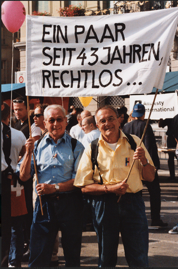 Röbi Rapp (l.) und Ernst Ostertag demonstrieren 1999 in Bern für das Partnerschaftsgesetz.