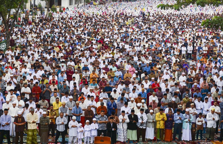 epa05409712 Indonesian Muslims attend Eid al-Fitr prayers at a street in Surabaya, Indonesia, 06 July 2016. Muslims around the world are celebrating the three-day festival marking the end of the holy  ...