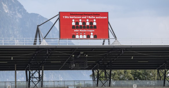 Das Coronavirus Schutzkonzept wird auf der Grossleinwand praesentiert, beim Challenge League Meisterschaftsspiel zwischen dem FC Vaduz und dem FC Lausanne Sport vom Dienstag, 21. Juli 2020 in Vaduz. ( ...