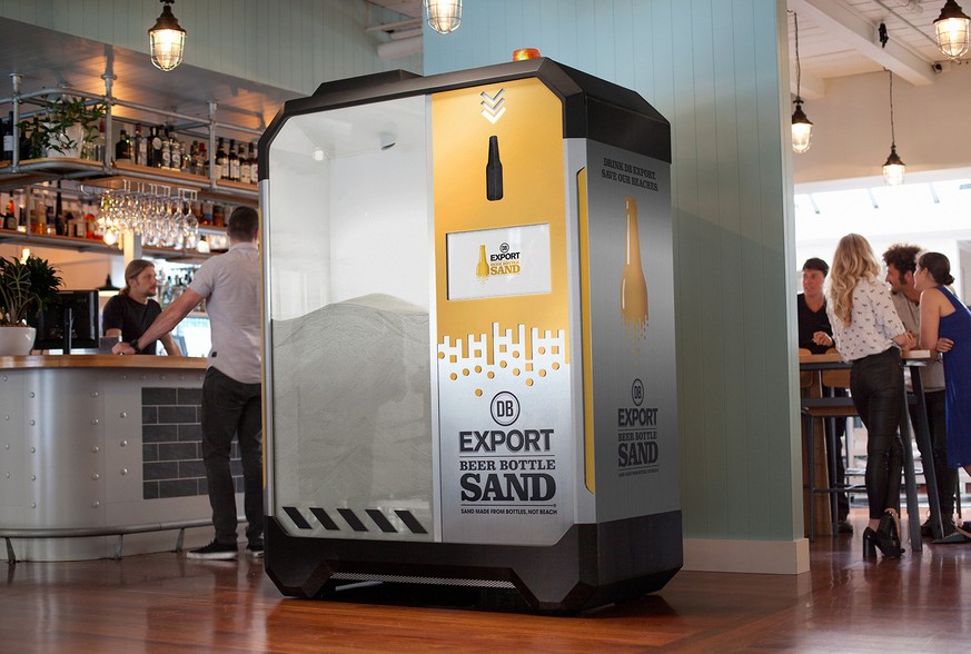 Automat mahlt Bierflaschen zu Sand-Ersatz