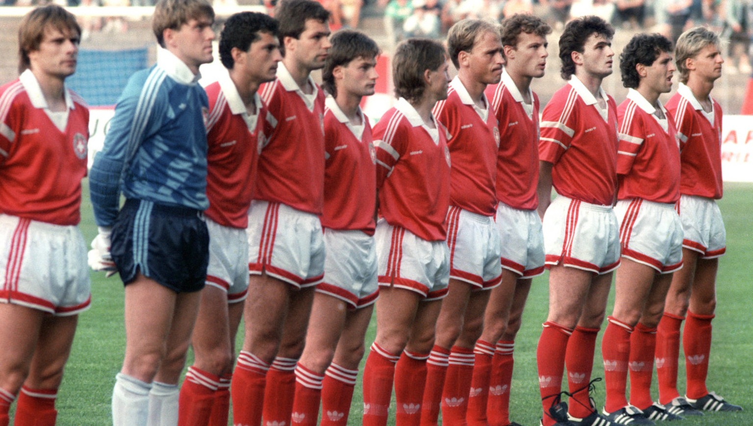 Die Schweizer Nationalmannschaft vor dem Laenderspiel Schweiz-Brasilien am 21. Juni 1989 im St. Jakob Stadion in Basel. Die Schweiz gewinnt das Spiel 1:0. V.l.n.r.: Alain Geiger, Martin Brunner, Kubil ...