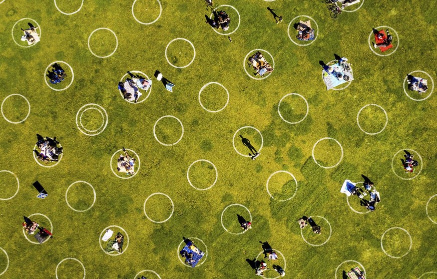 Circles designed to help prevent the spread of the coronavirus by encouraging social distancing line San Francisco&#039;s Dolores Park, Thursday, May 21, 2020. (AP Photo/Noah Berger)