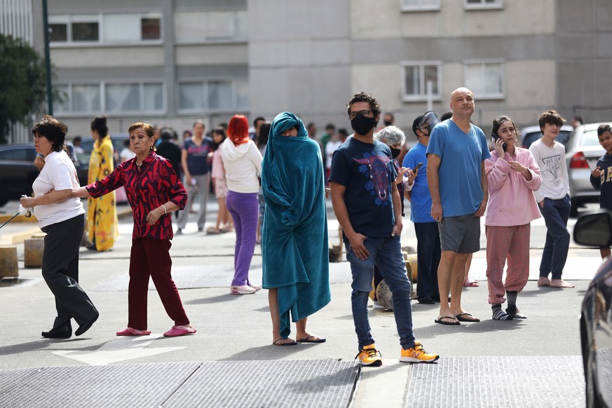 epa08504171 People leave their homes after hearing the seismic alert in different municipalities of Mexico City, Mexico, 23 June 2020. An earthquake of magnitude 7.1 was registered 12 kilometers from  ...