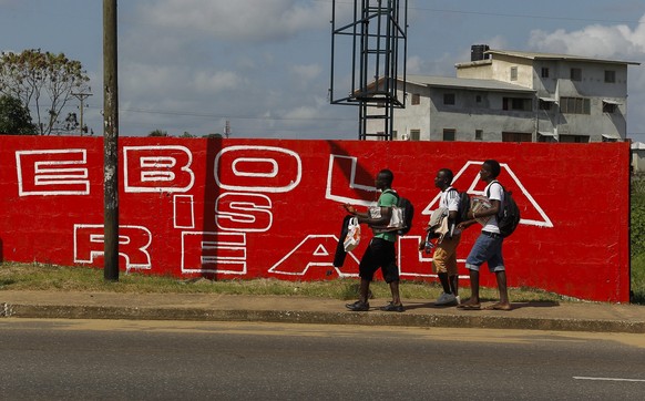 Ein Slogan in Liberia lenkt die Aufmerksamkeit auf die Krankheit Ebola, die viele Menschen für nicht real halten.