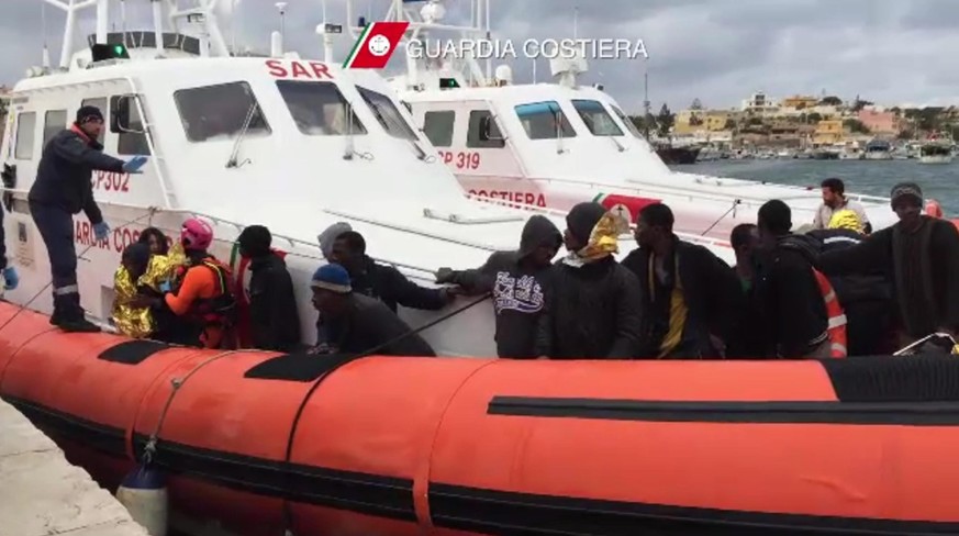 Italiens Küstenwache bringt Flüchtlinge nach Lampedusa: Womöglich mehr als 200 Tote.