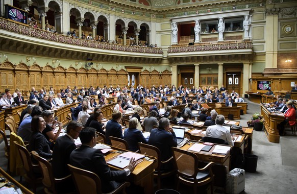 Parlamentarier debattieren waehrend der herbstsession der Eidgenoessischen Raete, am Donnerstag, 12. September 2019 im Nationalrat in Bern. (KEYSTONE/Anthony Anex)
