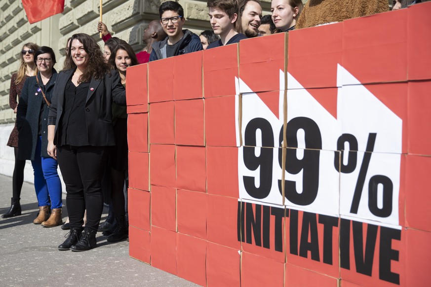 Tamara Funiciello, Praesidentin JUSO Schweiz, links, steht neben den Schachteln mit den Unterschriften, bei der Einreichung der 99-Prozent-Initiative, am Dienstag, 2. April 2019 in Bern. (KEYSTONE/Pet ...