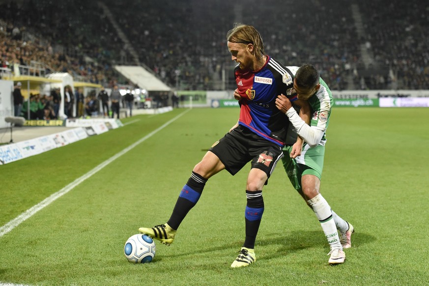 Basels Michael Lang, links, gegen St. Gallens Yanis Tafer, im Fussball Super League Spiel zwischen dem FC St. Gallen und dem FC Basel, am Samstag, 24. September 2016, in der AFG Arena in St. Gallen. ( ...