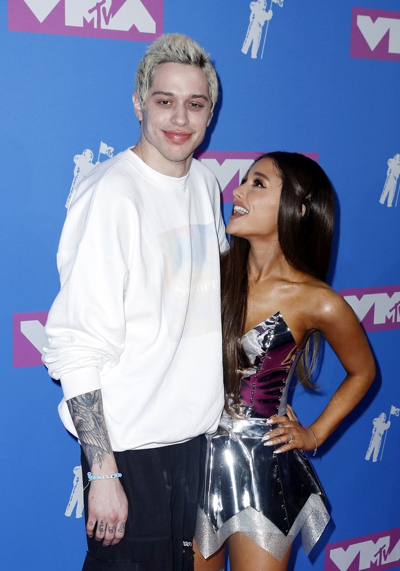 epa06961242 US comedian Pete Davidson and US singer Ariana Grande arrive for the 2018 MTV Video Music Awards at Radio City Music Hall in New York, New York, USA, 20 August 2018. EPA/JASON SZENES