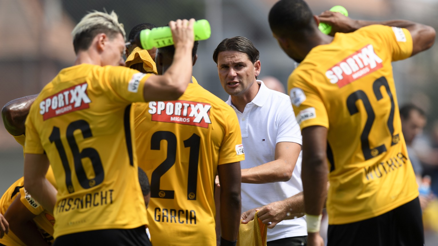 YB Cheftrainer Gerry Seoane, speaks with his players during a friendly soccer match of the international Uhrencup tournament between Switzerland&#039;s BSC Young Boys and England&#039;s Wolverhampton  ...