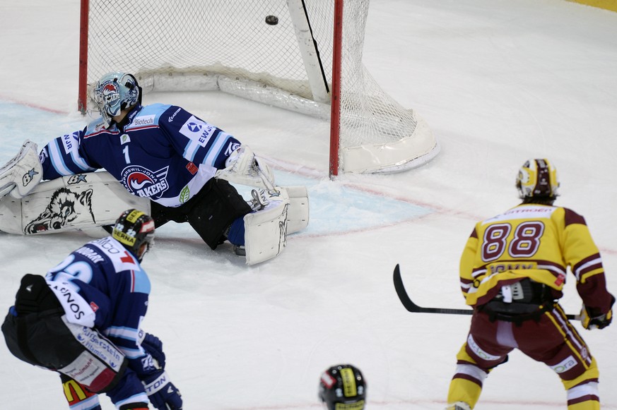 Jänu, schon wieder ein Gegentor: Servettes Romy bezwingt Lakers-Goalie Wolf.