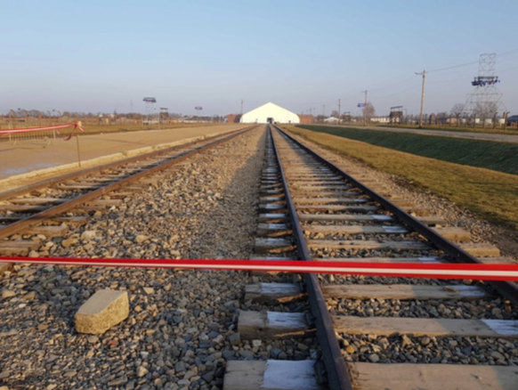 Die Gleise in Auschwitz, bereits für die Festlichkeiten zum Gedenken der Befreiung des Lagers vorbereitet.