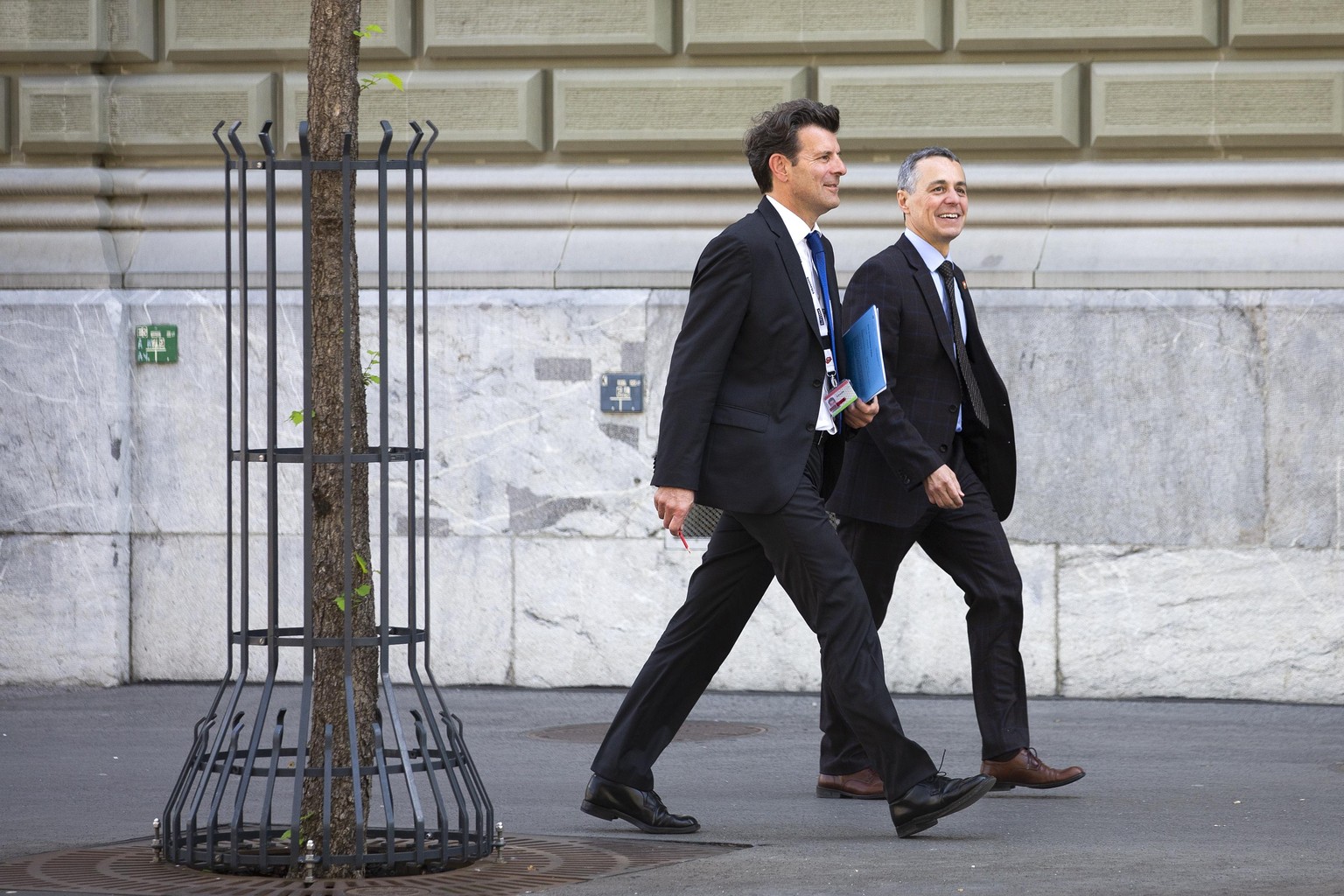 Bundesrat Ignazio Cassis, rechts, und Staatssekretaer Roberto Balzaretti gehen beim Bundeshaus vorbei, am Freitag, 8. Mai 2020 in Bern. (KEYSTONE/Peter Klaunzer)