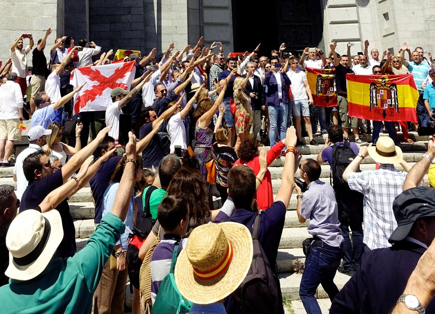 epa06891308 Several demonstrators give the fascist salute as several thousand of people protest against the exhumation of late Spanish dictator Francisco Franco in El Valle de los Caidos (The Valley o ...