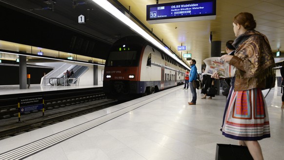Personen benuetzen den neuen Bahnhof Loewenstrasse der Durchmesserlinie beim Zuercher Hauptbahnhof, am Montag, 23. Juni 2014, in Zuerich. (KEYSTONE/Steffen Schmidt)