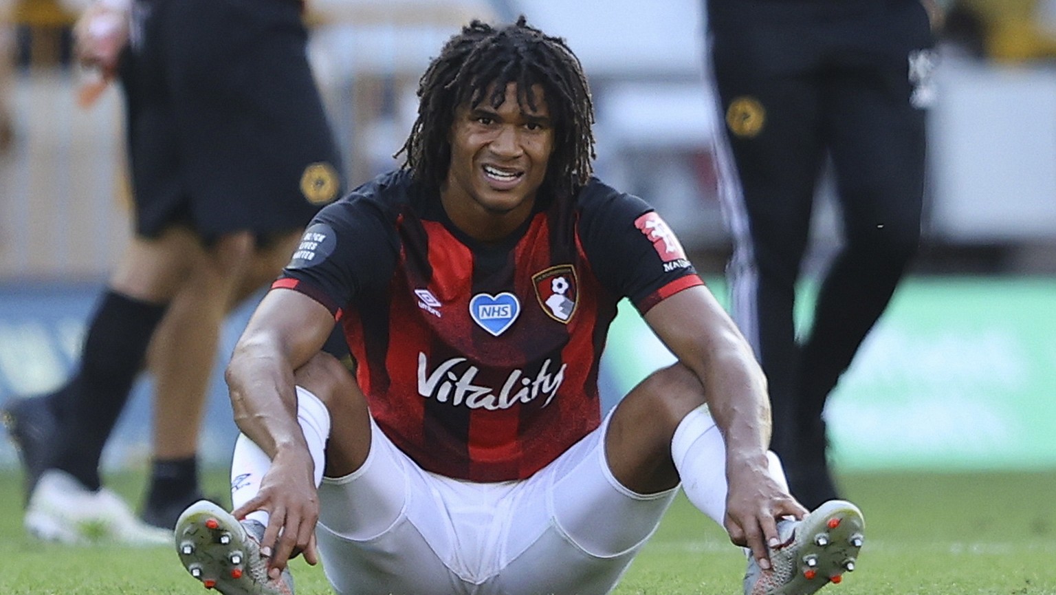 epa08574336 (FILE) - Bournemouth&#039;s Nathan Ake dejected after the English Premier League match between Wolverhampton Wanderers and AFC Bournemouth in Wolverhampton, Britain, 24 June 2020 (re-issue ...