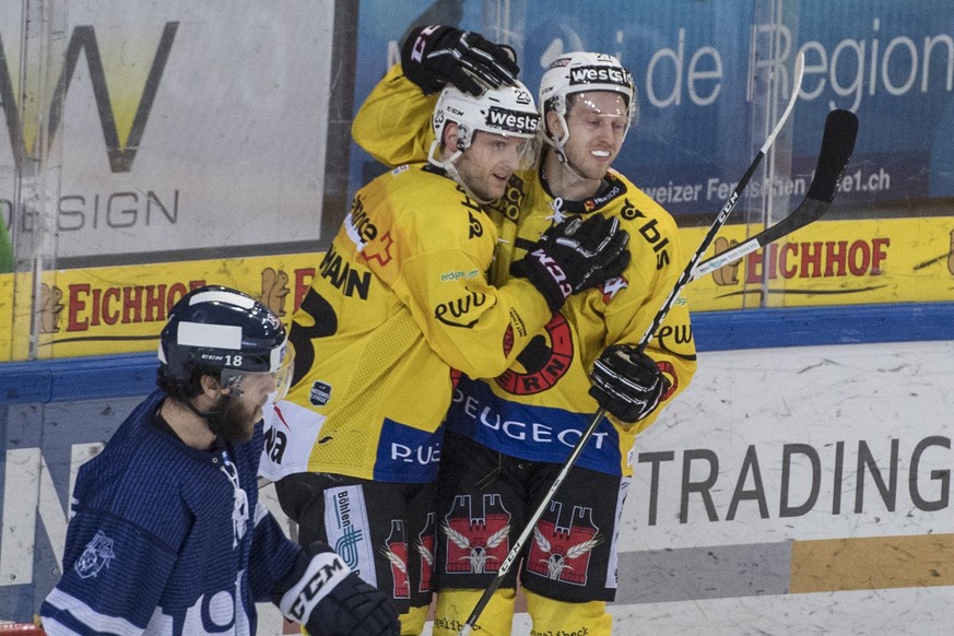 Die Berner Simon Bodenmann, links, und Marc Kaempf, rechts, feiern das 2:5 fuer Bern beim Eishockey Meisterschaftsspiel in der Qualifikation der National League zwischen dem EV Zug und dem SC Bern vom ...