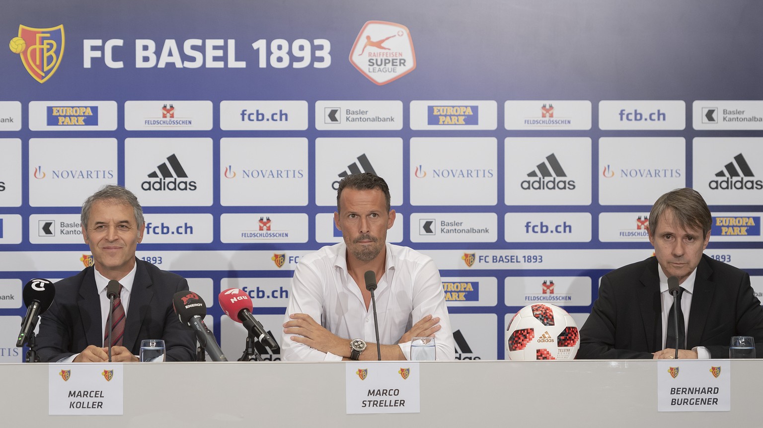 Marcel Koller wird von Sportchef Marco Streller und Praesident Bernhard Burgener, von links, an einer Pressekonferenz als neuer Trainer des FC Basel 1893 vorgestellt in Basel am Donnerstag, 2. August  ...