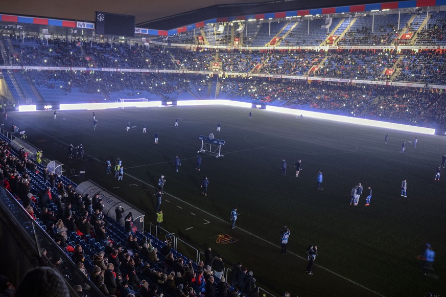 Das Licht mit samt Flutlicht im ganzen Stadion geht vor dem Fussball Meisterschaftsspiel der Super League zwischen dem FC Basel 1893 und dem FC Zuerich im Stadion St. Jakob-Park in Basel aus, am Samst ...