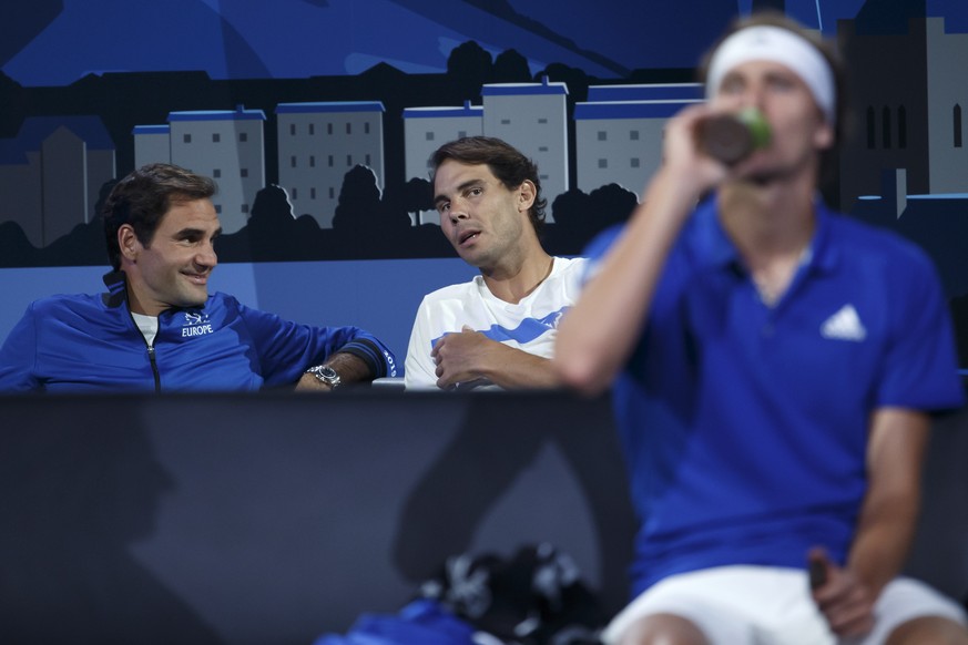 epa07859040 Team Europe&#039;s players Roger Federer (L) and Rafael Nadal (C) speak next tor teammate Alexander Zverev, during the single match Team Europe&#039;s Alexander Zverev vs Team World&#039;s ...