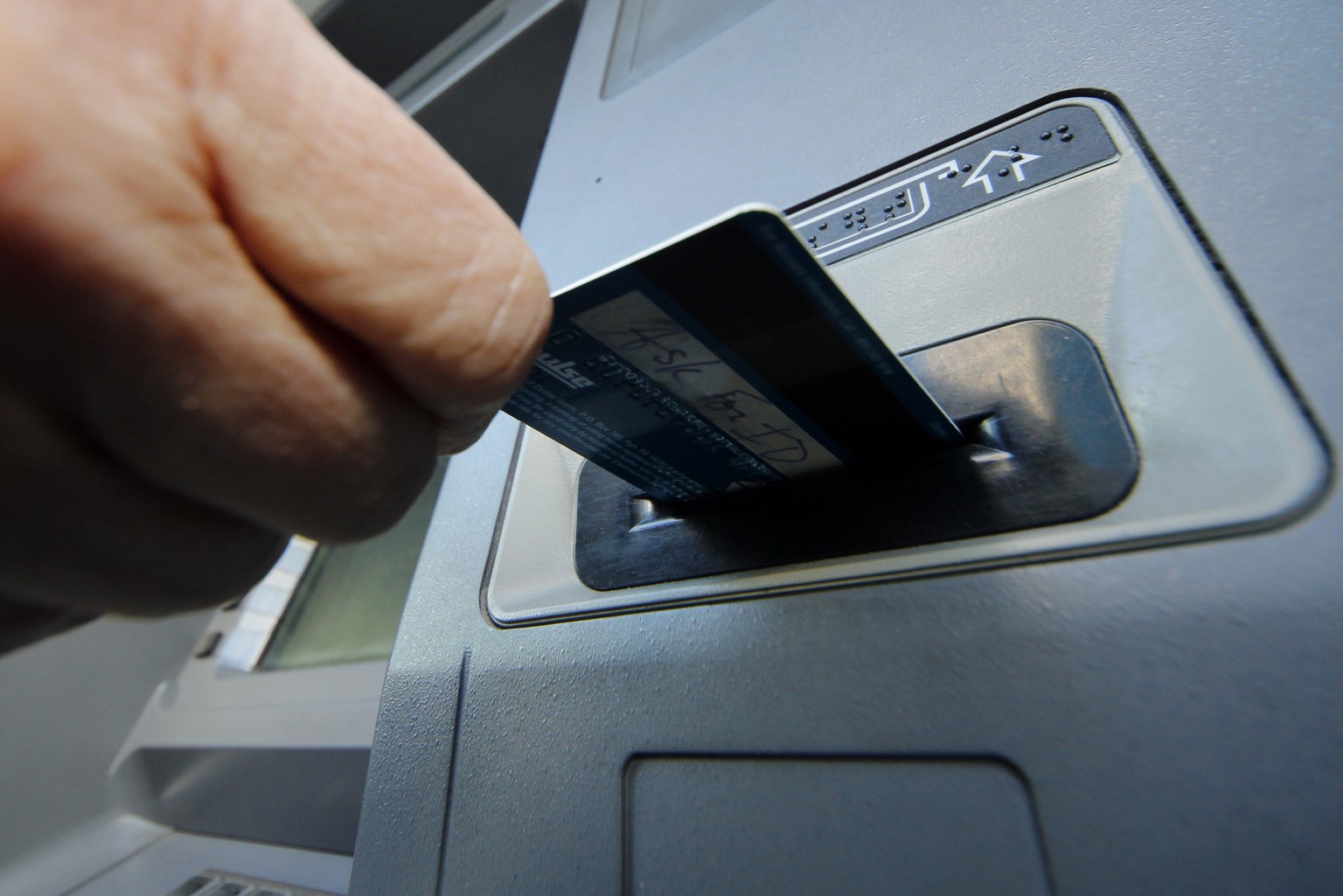 Debitkarten müssen in einigen Ländern erst freigeschaltet werden, damit man damit Geld abheben kann.