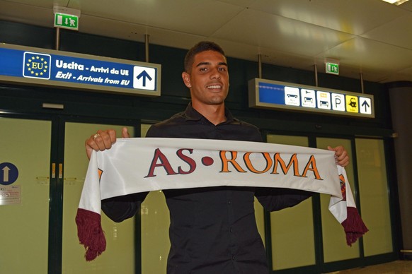 epa04889310 Emerson Palmieri, new player of AS Roma, arrives at Leonardo Da Vinci airport in Fiumicino, Rome, Italy, 19 August 2015. EPA/TELENEWS