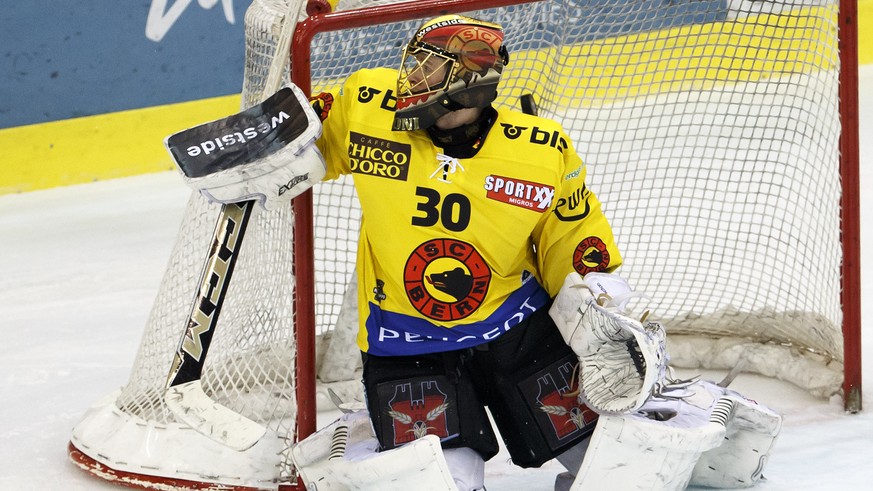 Geneve-Servette&#039;s forward Jeremy Wick, left, scores the 2:0 against Bern&#039;s goaltender Leonardo Genoni, right, during the fourth leg of the playoffs quarterfinals game of National League Swis ...