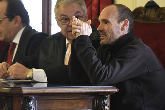 epa05890148 The main suspect in the murder of a US tourist in Spain, defendant Miguel Angel Munoz Blas, 41, (R), attends another day of his trial at a court in Leon, Castilla-Leon, central Spain, 05 A ...