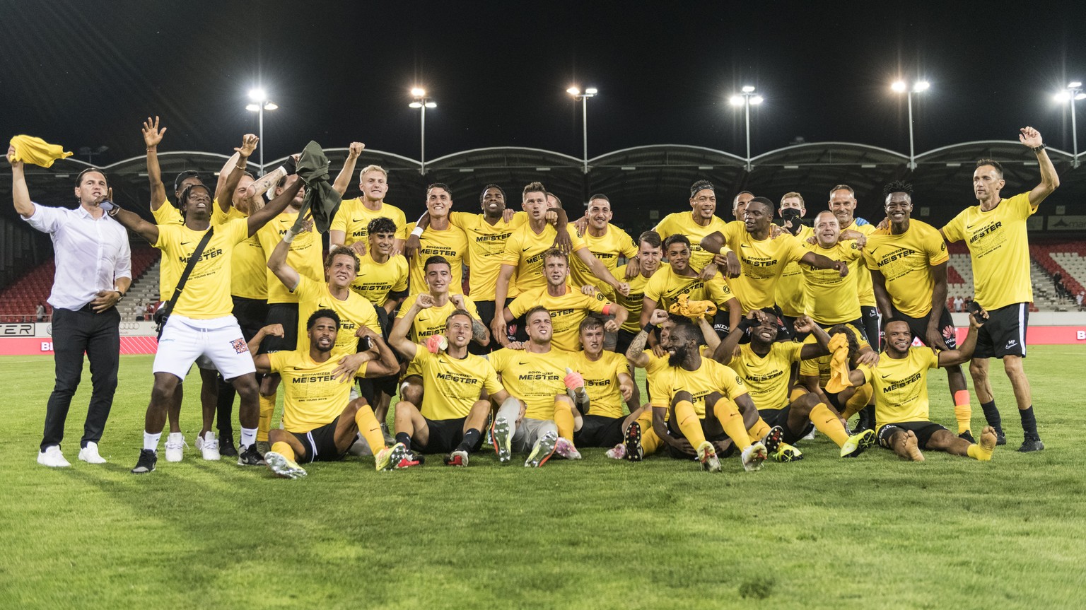 YB headcoach Gerry Seoane, left, and his players celebrate after the conclusion of the Super League soccer match between FC Sion and BSC Young Boys, at the Stade de Tourbillon stadium, in Sion, Switze ...
