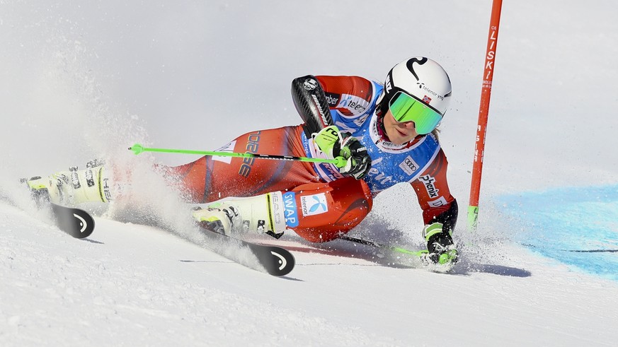 Norway&#039;s Ragnhild Mowinckel speeds down the course during an alpine ski, women&#039;s World Cup giant slalom at the Kronplatz resort, in San Vigilio di Marebbe, Italy, Tuesday, Jan. 23, 2018. (AP ...