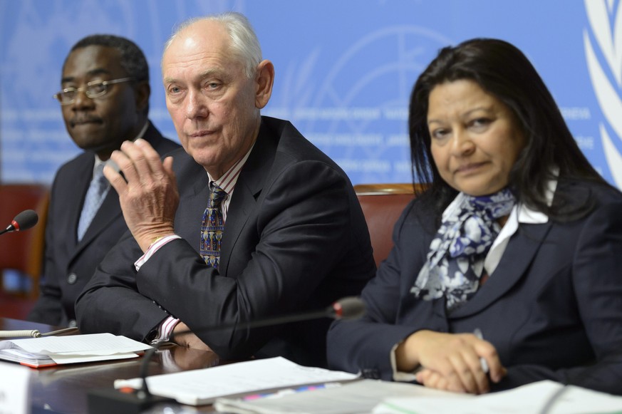 Mike Smith (Mitte) mit seinen Sonderberichterstattern&nbsp;Sheila B. Keetharuth (rechts) und&nbsp;Victor Dankwa bei der Vorstellung des Eritrea-Berichts am UNO-Sitz in Genf (24.06.2015)