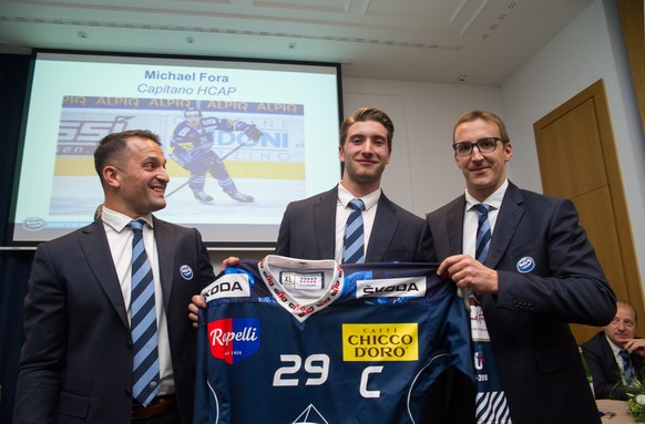 Paolo Duca, Sportchef Ambri-Piotta, Michael Fora, Captain des HC Ambri-Piotta und Trainer Luca Cereda, von links, posieren mit dem neuen Trikot bei der Praesentation des neuen Teams fuer die Saison 20 ...