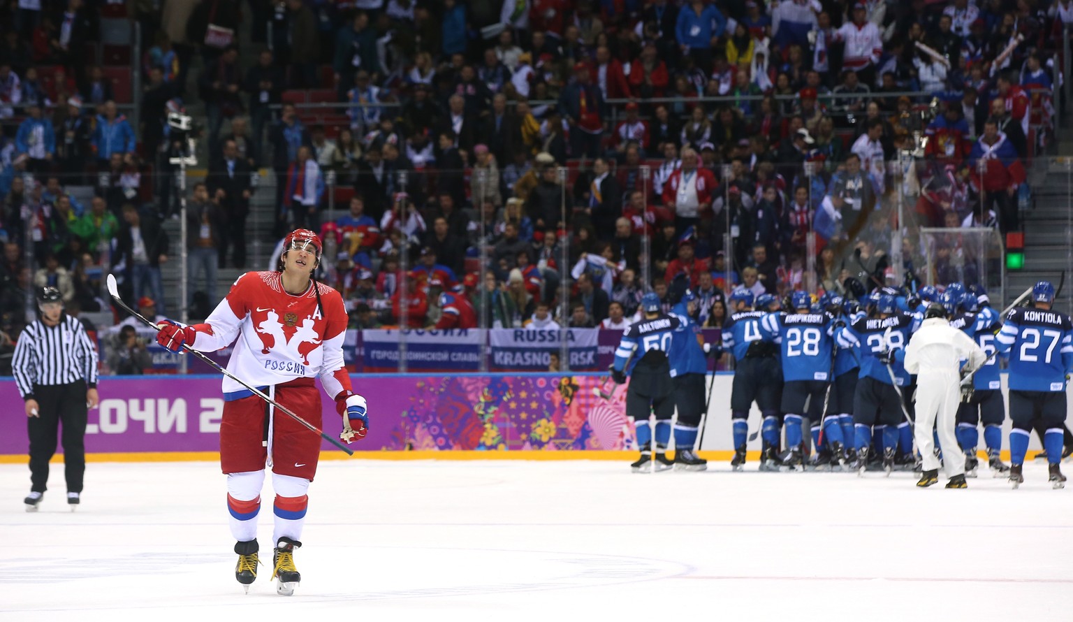 Während die Finnen den Einzug in den Halbfinal bejubeln, schleicht Alex Ovechkin vom Eis.