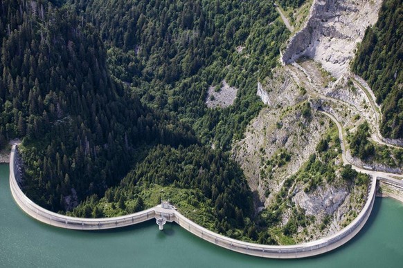 Die Schweizer Pumpspeicherkraftwerke könnten von einem Energieabkommen profitieren. Im Bild: Stausee Lac de l'Hongrin.