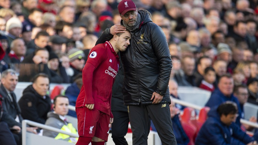 epa07124500 Liverpool&#039;s manager Juergen Klopp reacts with Xherdan Shaqiri (L) during the English Premier League soccer match between Liverpool and Cardiff City at the Anfield in Liverpool, Britai ...