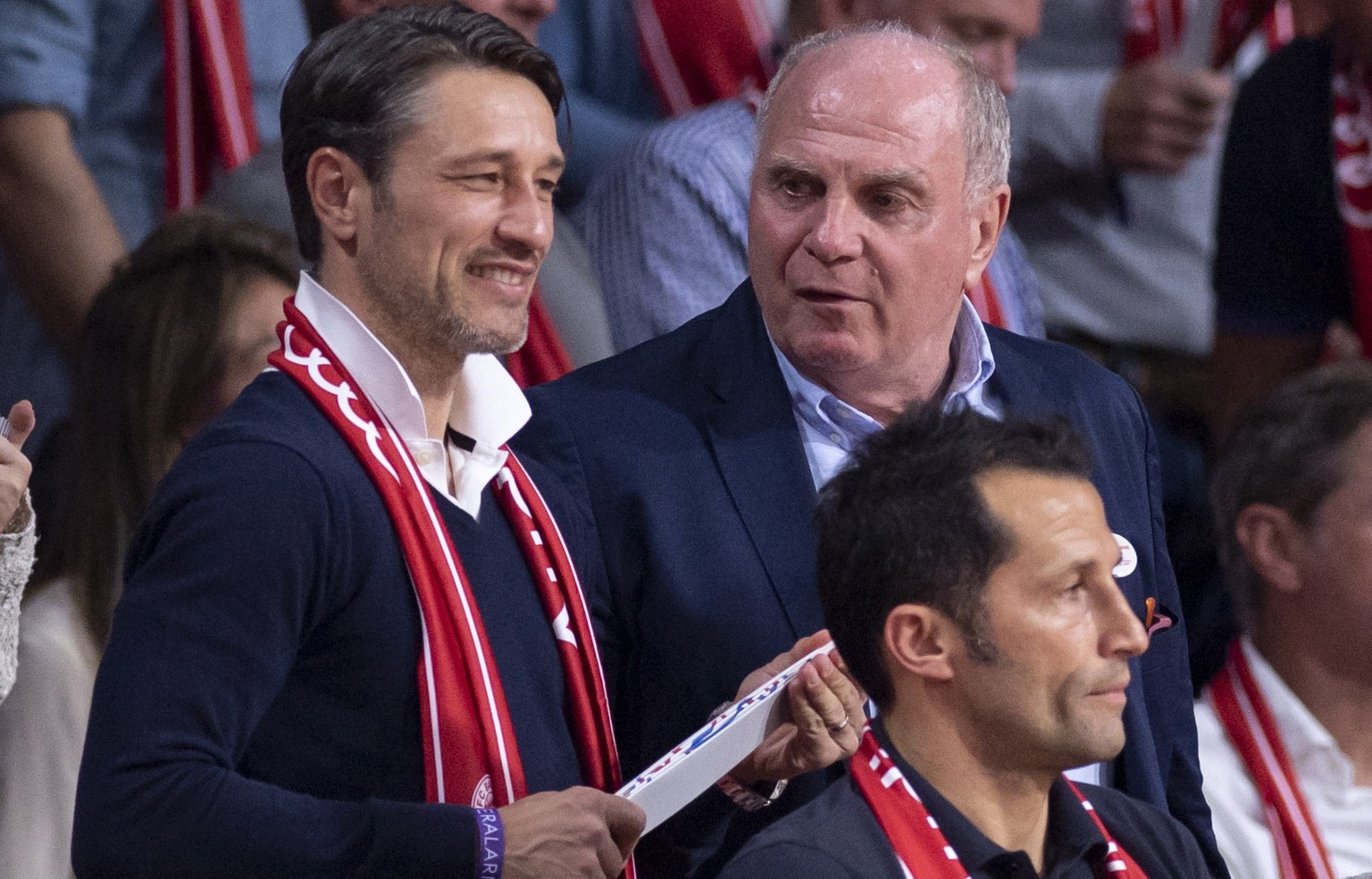 epa07086690 Bayern Munich&#039;s head coach Niko Kovac (L), Bayern Munich&#039;s president Uli Hoeness and Bayern Munich&#039;s director of sport Hasan Salihamidzic during the Euroleague basketball ma ...