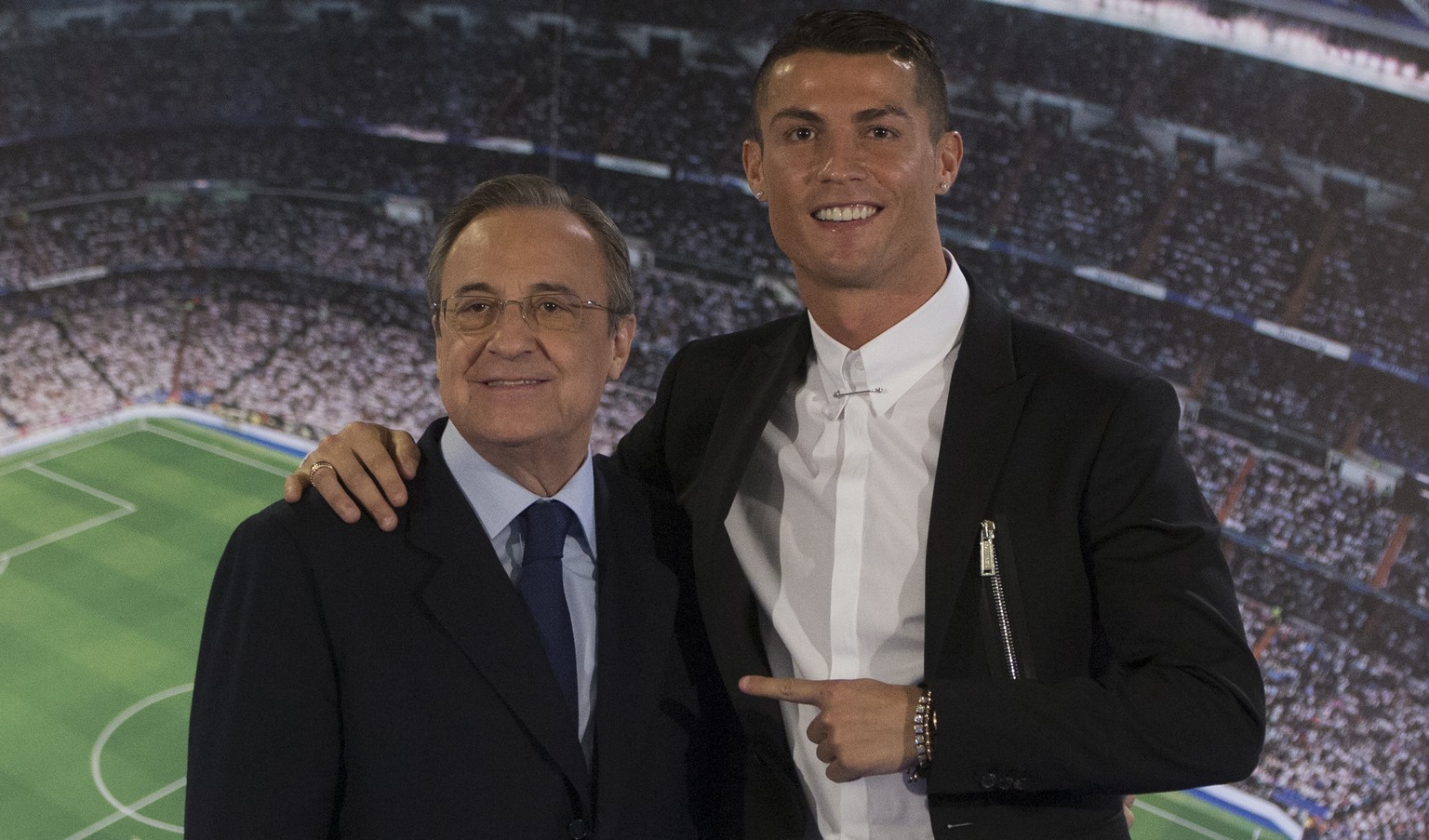 Real Madrid&#039;s Cristiano Ronaldo, right, poses with the club&#039;s President Florentino Perez after signing a new contract at the Santiago Bernabeu stadium in Madrid, Spain, Monday, Nov. 7, 2016. ...