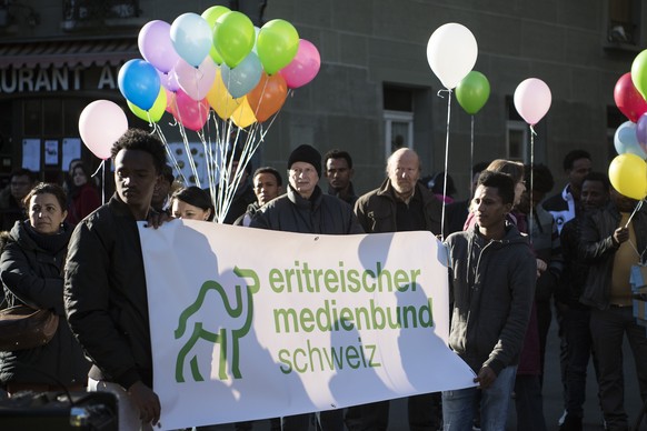 Personen demonstrieren mit Ballons an einer Kundgebung fuer die Ruecknahme der Praxisverschaerfung gegenueber eritreischen Fluechtlingen, am Samstag, 10. Dezember 2016, in Bern. Muessen Fluechtlinge n ...