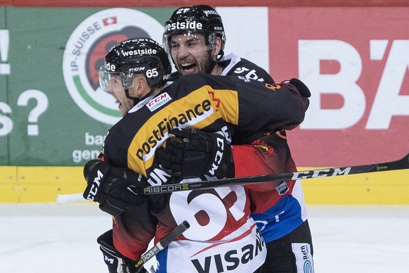 Berns Ramon Untersander, links, und Simon Moser feiern den Treffer zum 3:2 im Eishockey Meisterschaftsspiel der National League zwischen dem SC Bern und dem EHC Biel, am Donnerstag, 2. Januar 2020, in ...