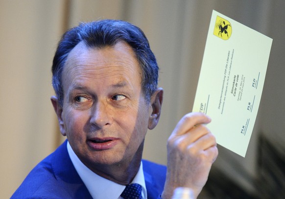FDP-Präsident Philipp Müller mit Stimmzettel.