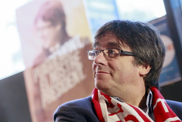 epa06394939 Ousted Catalan leader Carles Puigdemont wears a team scarf while watching the Spanish Primera Division soccer match between Girona and Getafe at the Fat Boy&#039;s Sports Bar &amp; Grill,  ...
