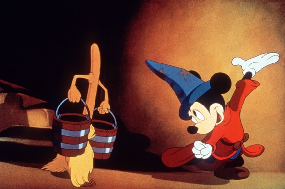 Walt Disney&#039;s Mickey Maus, rechts, als Zauberlehrling in einer Szene des Zeichentrickfilms &#039;Fantasia 2000&#039; mit einem eimertragenden Besen. Nach dem klassischen Stueck &#039;Der Zauberle ...