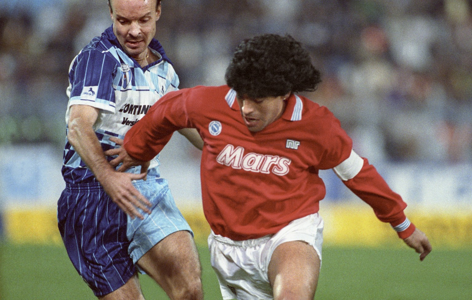 Diego Maradona (rechts) vom SSC Napoli im Zweikampf mit dem Wettinger Spieler Svensson waehrend des UEFA Cup Spiels gegen den FC Wettingen, aufgenommen am 17. Oktober 1989 im Letzigrund-Stadion in Zue ...