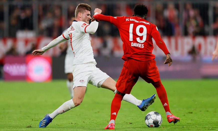 epa08206241 Leipzig&#039;s Timo Werner (L) in action against Bayern Munich&#039;s Alphonso Davies (R) during the German Bundesliga soccer match between FC Bayern Munich and RB Leipzig in Munich, Germa ...